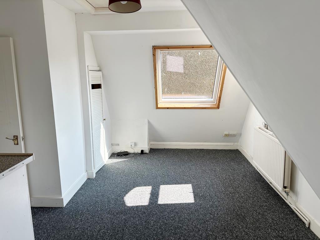 Lot: 113 - ONE-BEDROOM TOP FLOOR FLAT WITH SHARE OF FREEHOLD - Open plan living space with large Velux window